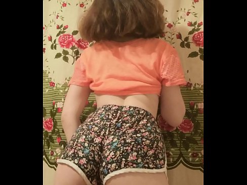 ❤️ Sexy junges Babe zieht ihre Shorts vor der Kamera aus ❤ Porn video bei uns ﹏