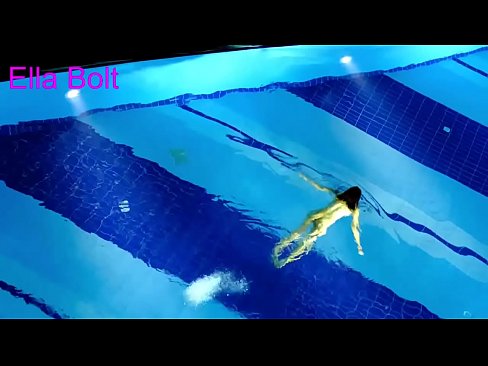❤️ Ich kann nicht aufhören zuzusehen, junge Blondine beim Nacktschwimmen im Pool des ELLA BOLT Resorts erwischt ❤ Porn video bei uns ﹏