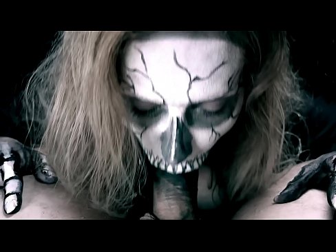 ❤️ Dämonenmädchen lutscht Schwanz mit ihrem schwarzen Mund und schluckt Sperma. ❤ Porn video bei uns ﹏