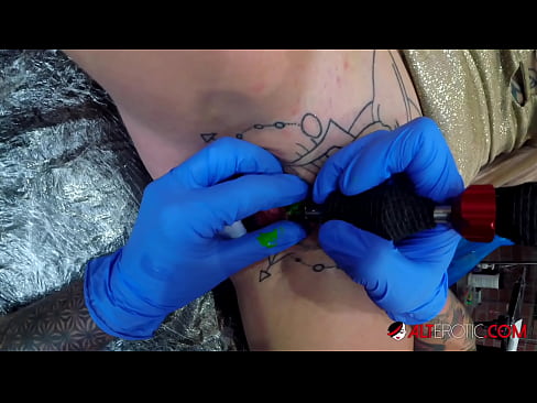 ❤️ Extrem tätowierte Hottie Sully Savage hat ein Tattoo auf ihrer Klitoris ❤ Porn video bei uns ﹏