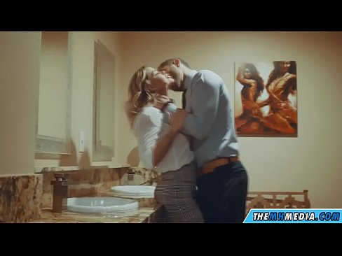 ❤️ Wenn eine vollbusige Blondine dich in einer öffentlichen Toilette verführt ❤ Porn video bei uns ﹏